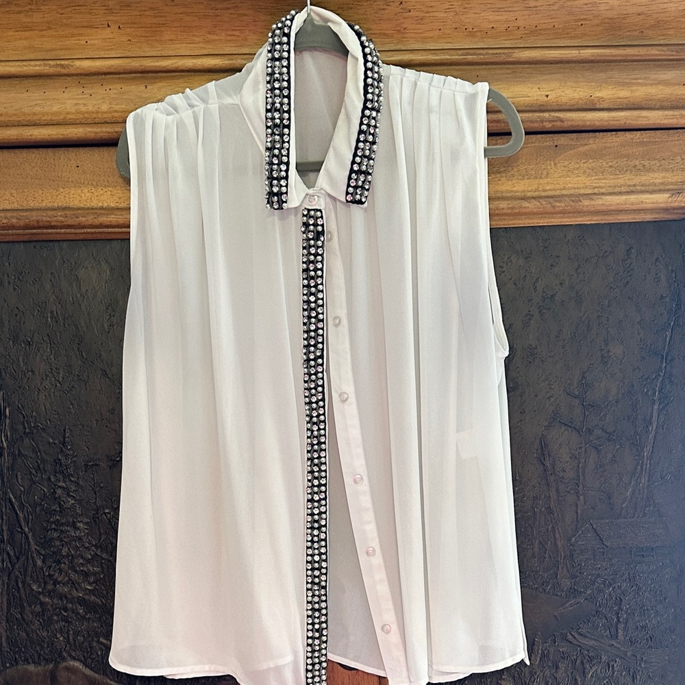 Gibson Latimer Sleeveless White Blouse with Black Beaded Collar
